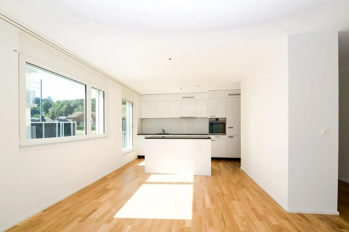 Spacious 4.5 Room Apartment in Langnau - Photo 2 of 6