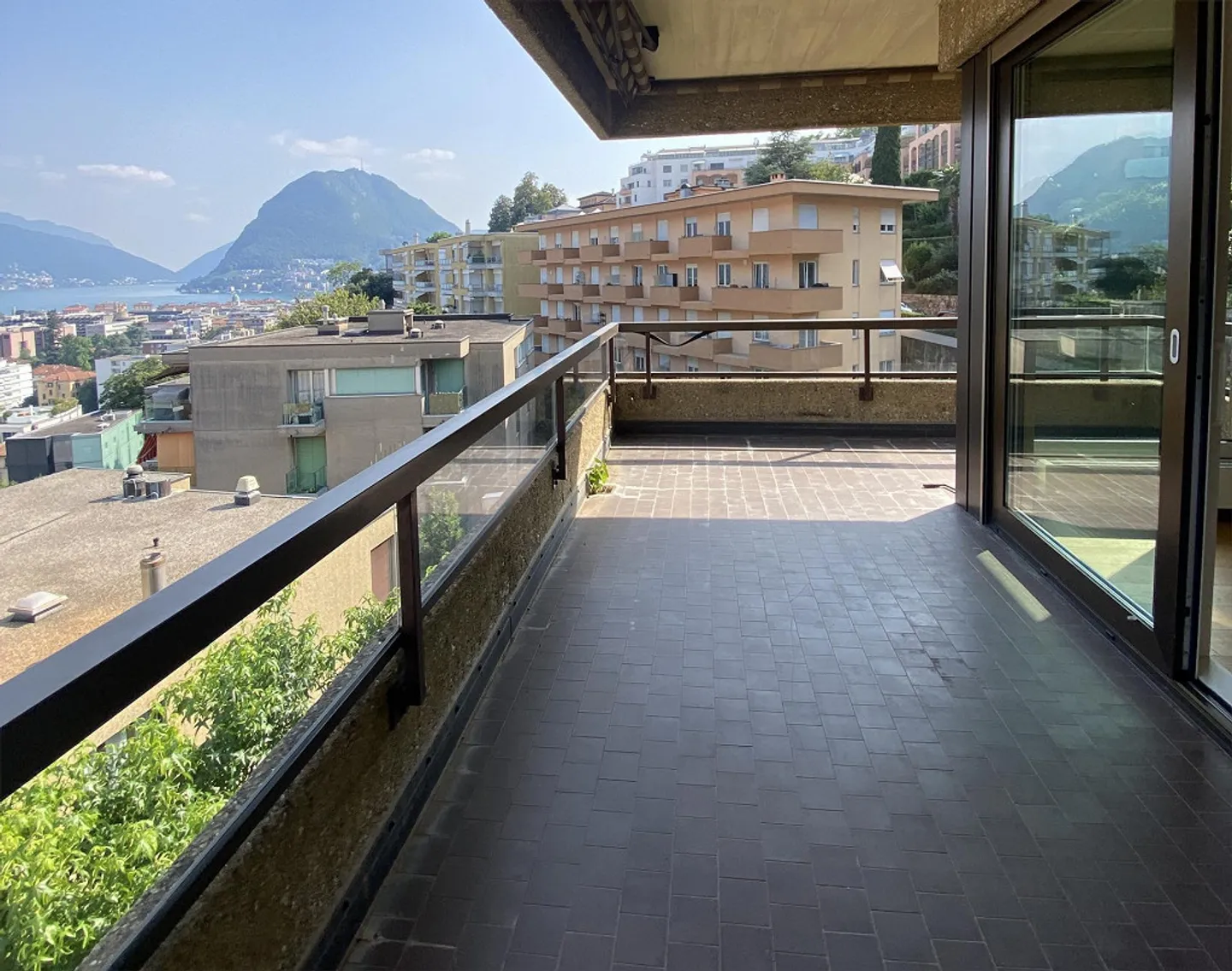 ATTICO CON VISTA LAGO A POCHI PASSI DAL CENTRO CITTÀ - Foto 2 di 11