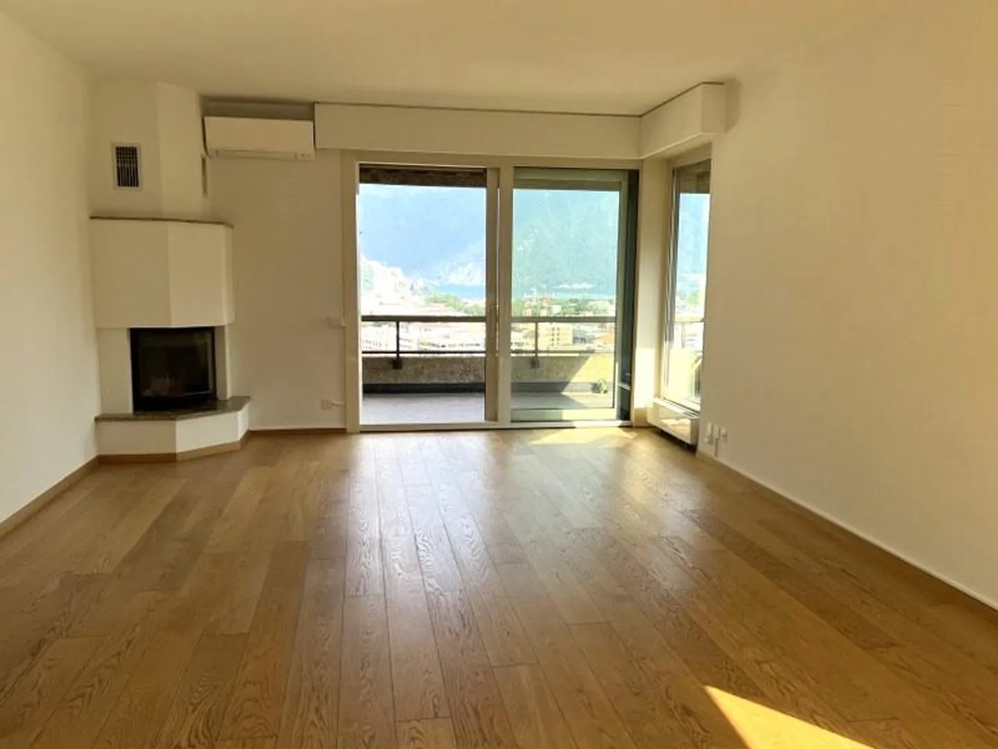 ATTICO CON VISTA LAGO A POCHI PASSI DAL CENTRO CITTÀ - Foto 4 di 11