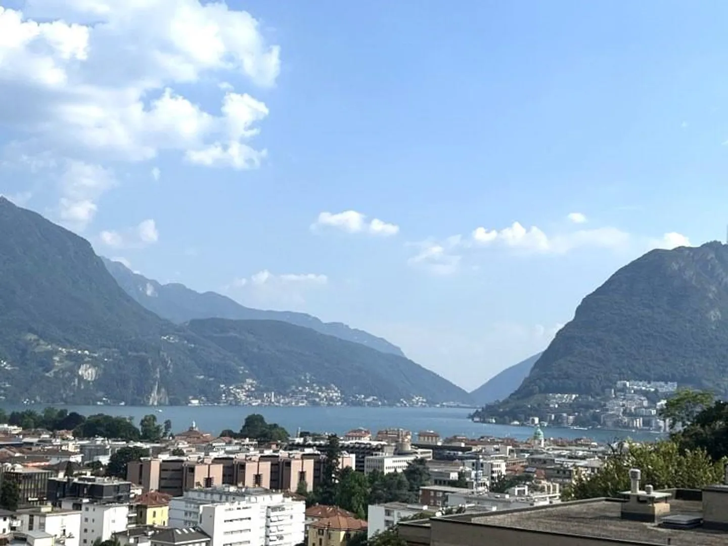 ATTICO CON VISTA LAGO A POCHI PASSI DAL CENTRO CITTÀ - Foto 1 di 11