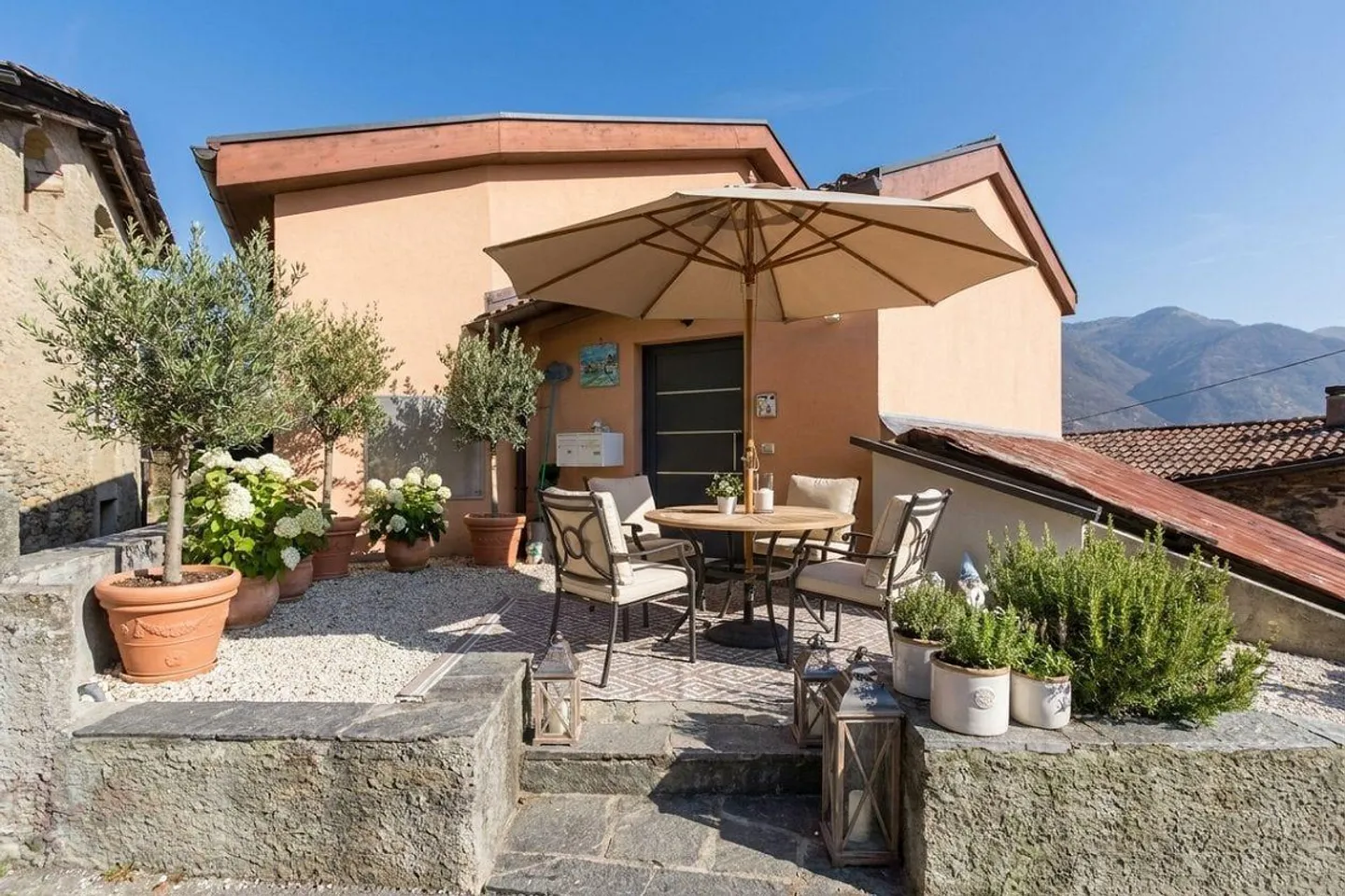 Single-family house with sunny terrace in Sigirino - Photo 1 of 6