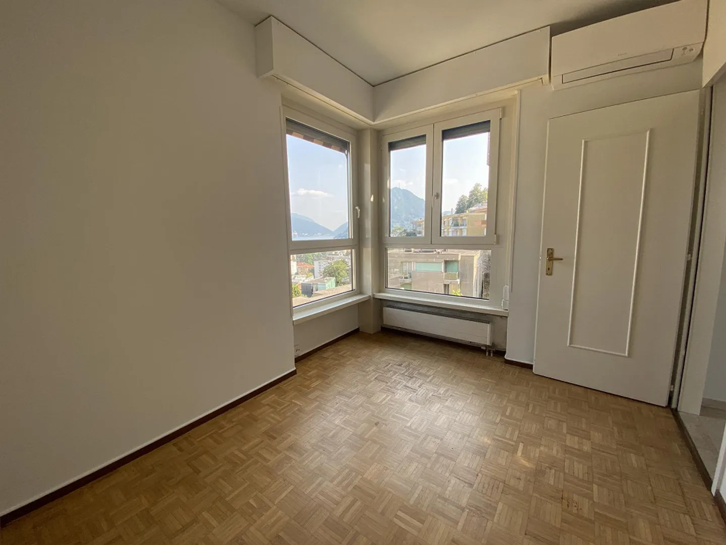 ATTICO CON VISTA LAGO A POCHI PASSI DAL CENTRO CITTÀ - Foto 10 di 11