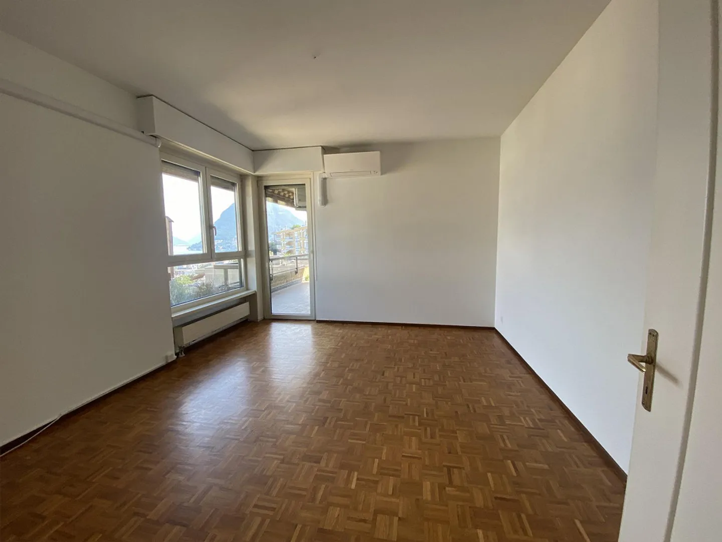 ATTICO CON VISTA LAGO A POCHI PASSI DAL CENTRO CITTÀ - Foto 9 di 11