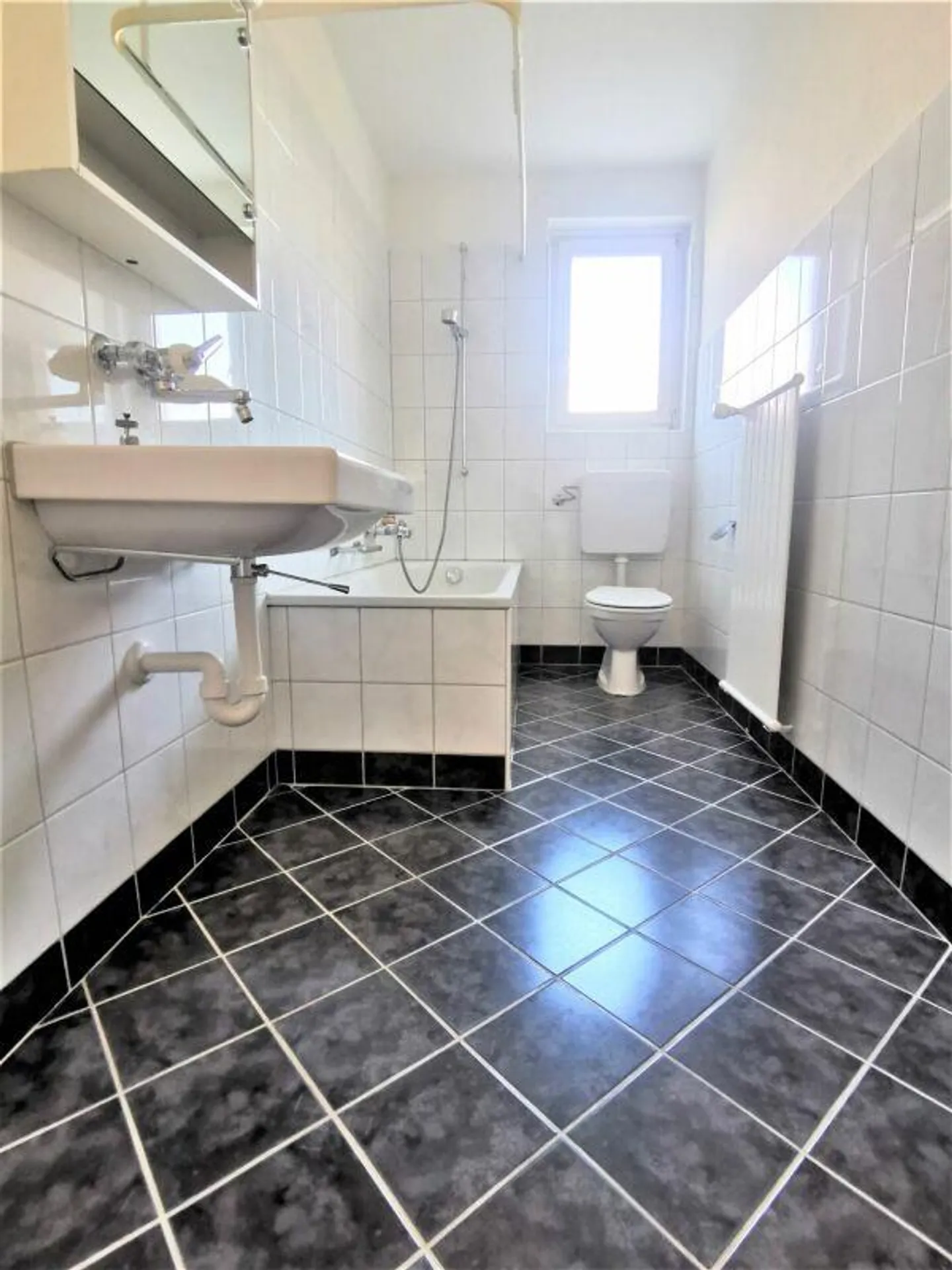 Beautiful 3.5 room apartment near Shopping Arena in St. Gallen - Photo 3 of 7