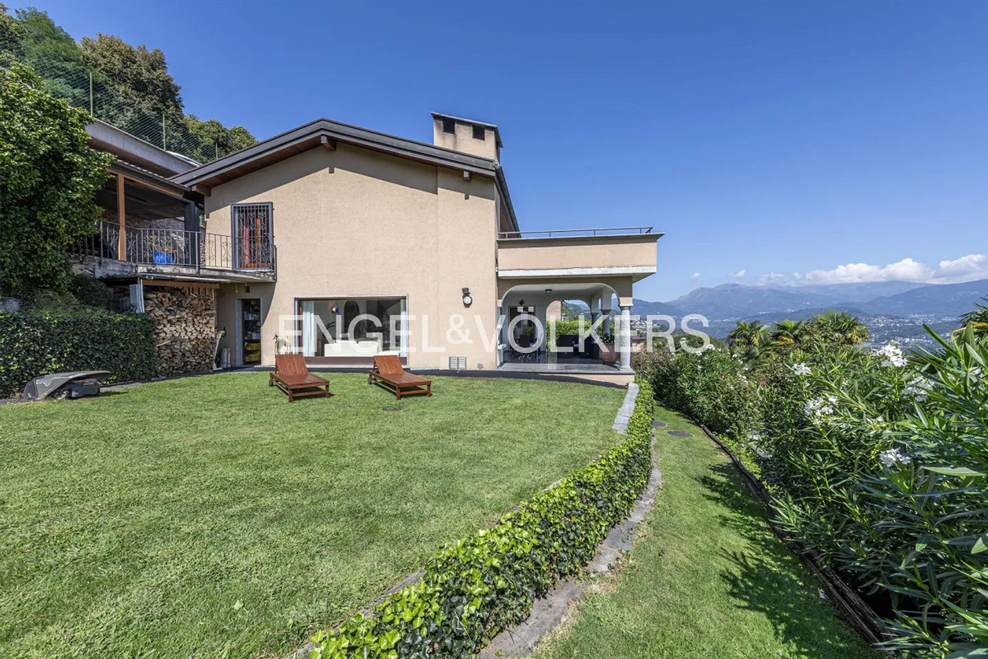 Villa accogliente con grande giardino e vista lago - Foto 1 di 14