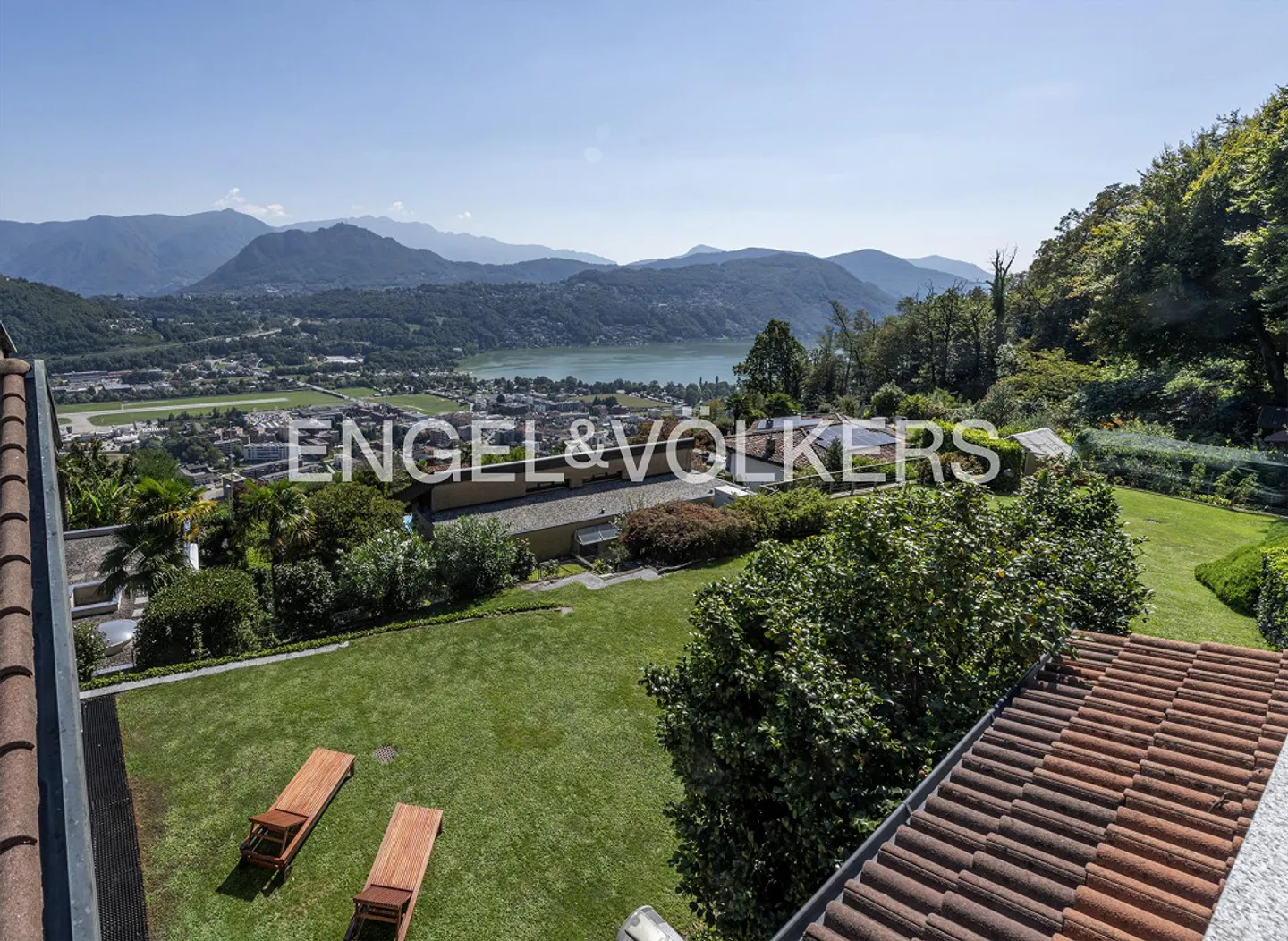 Villa accogliente con grande giardino e vista lago - Foto 2 di 14