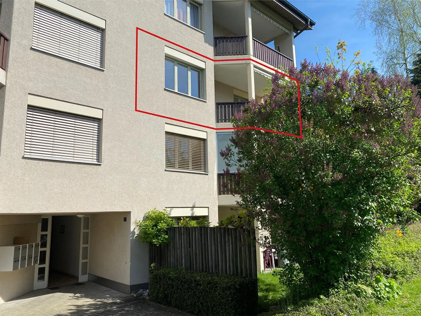 Appartement 3.5 pièces abordable dans un emplacement central entouré de verdure - Photo 1 sur 8