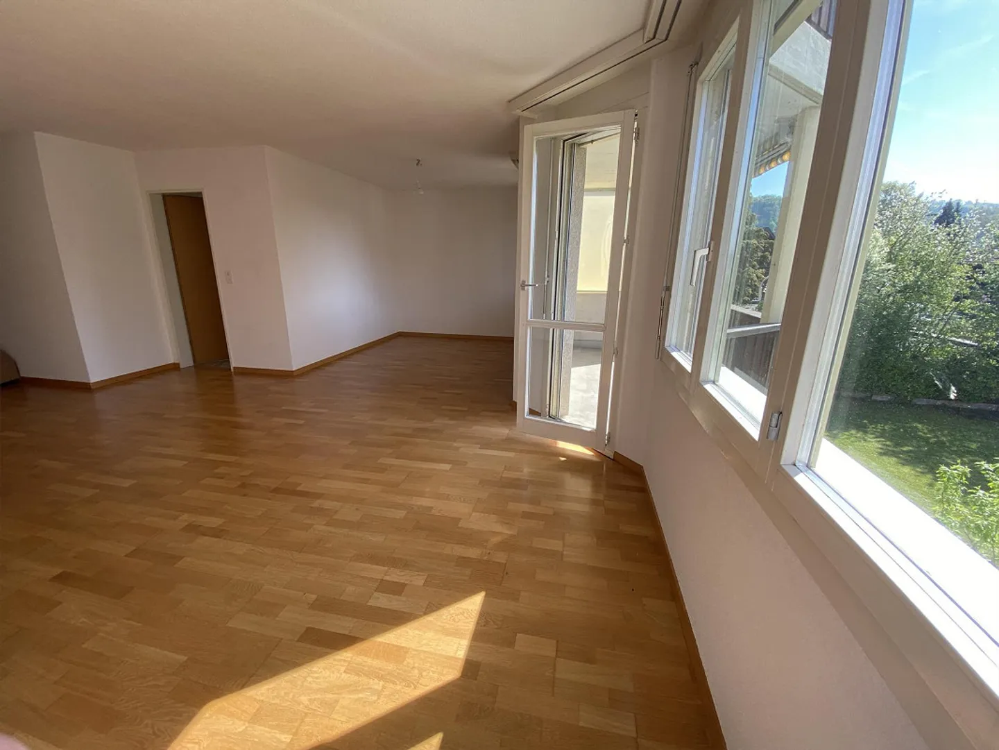 Appartement 3.5 pièces abordable dans un emplacement central entouré de verdure - Photo 3 sur 8
