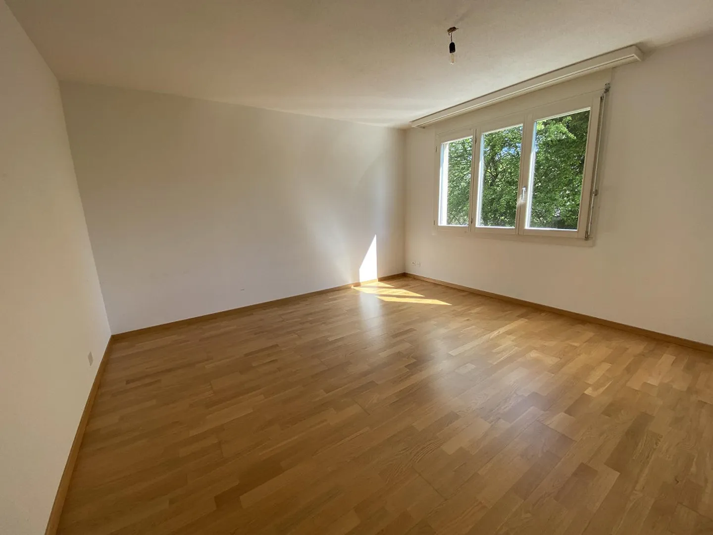 Appartement 3.5 pièces abordable dans un emplacement central entouré de verdure - Photo 4 sur 8