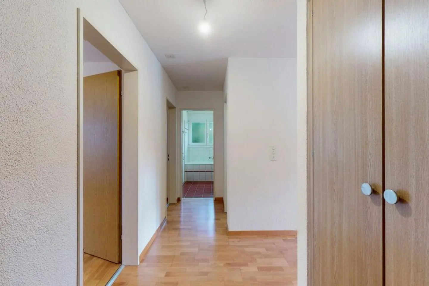 Appartement 3.5 pièces abordable dans un emplacement central entouré de verdure - Photo 5 sur 8