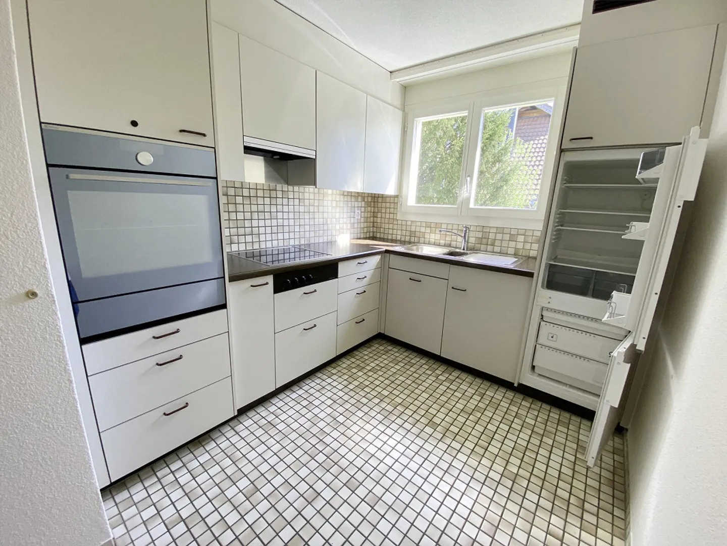 Appartement 3.5 pièces abordable dans un emplacement central entouré de verdure - Photo 6 sur 8