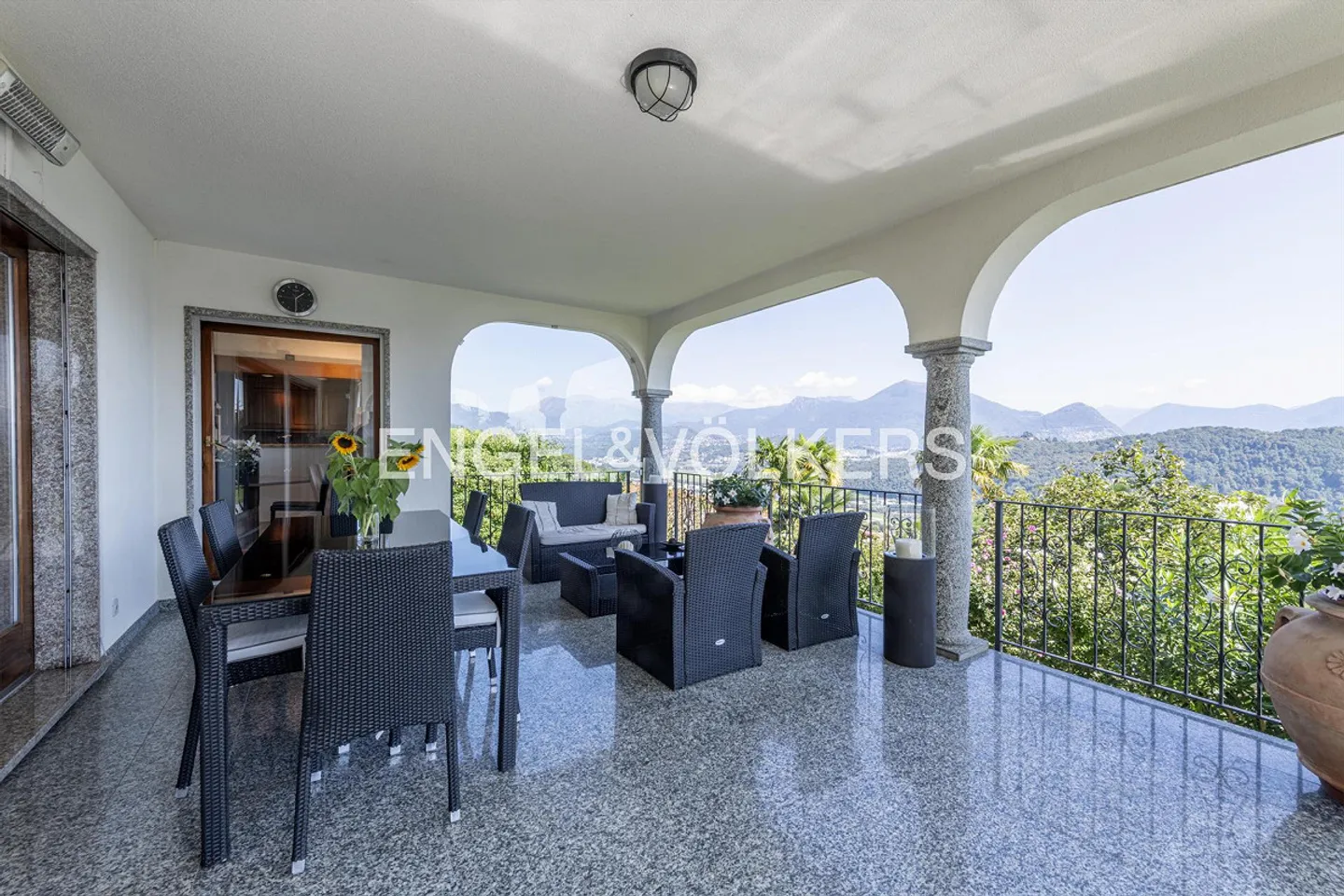 Villa accogliente con grande giardino e vista lago - Foto 7 di 14