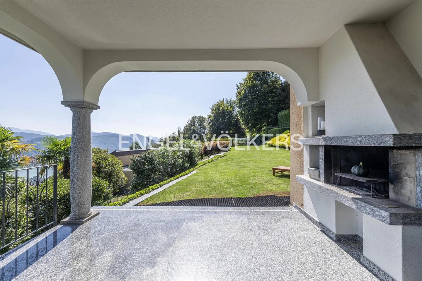 Villa accogliente con grande giardino e vista lago - Foto 8 di 14
