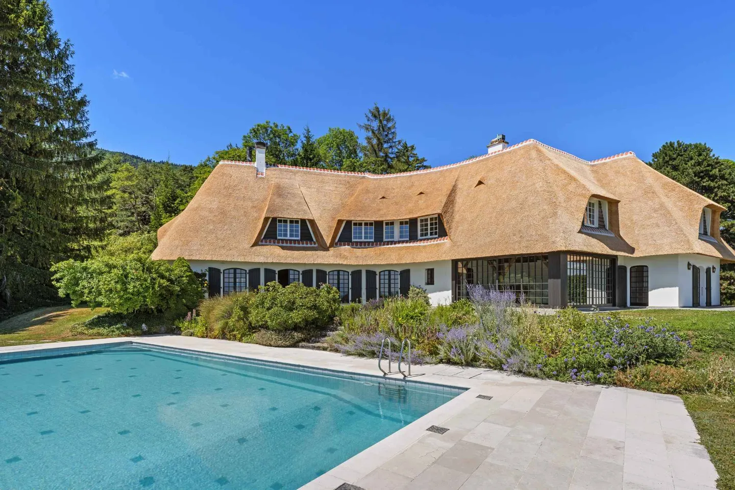 Elegant Villa with Lake View - Photo 3 of 13