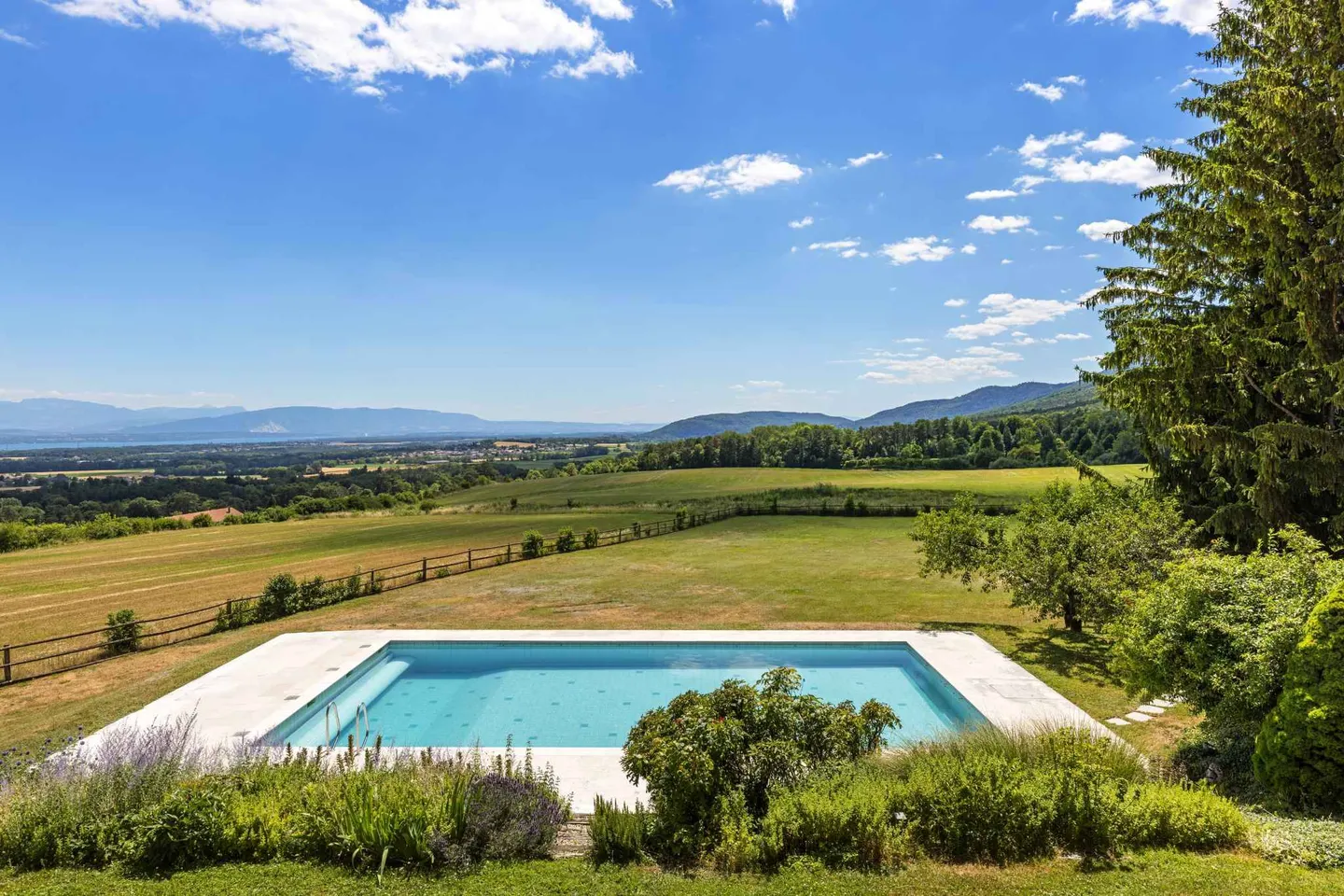 Elegant Villa with Lake View - Photo 8 of 13