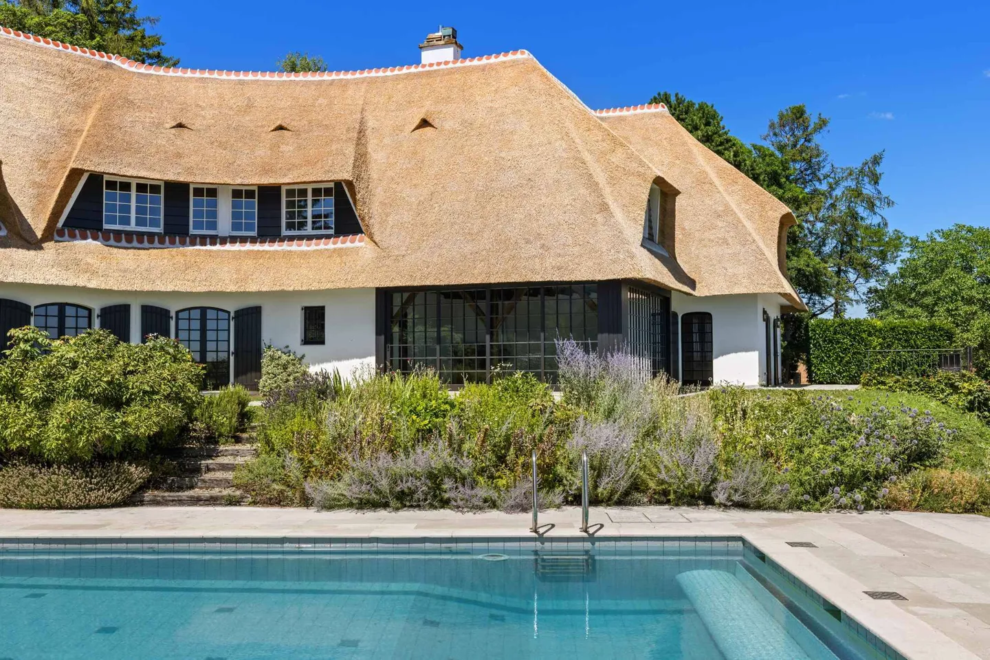Elegant Villa with Lake View - Photo 9 of 13