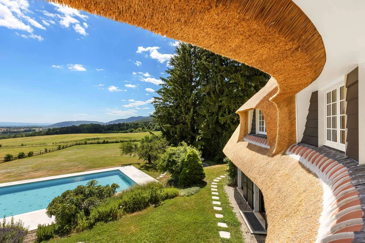 Elegant Villa with Lake View - Photo 10 of 13