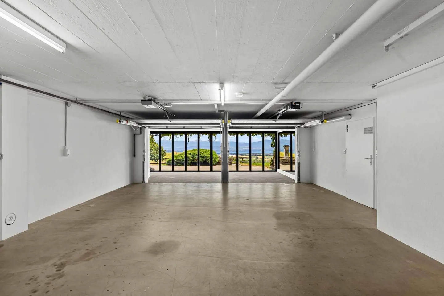 Elegant Villa with Lake View - Photo 13 of 13