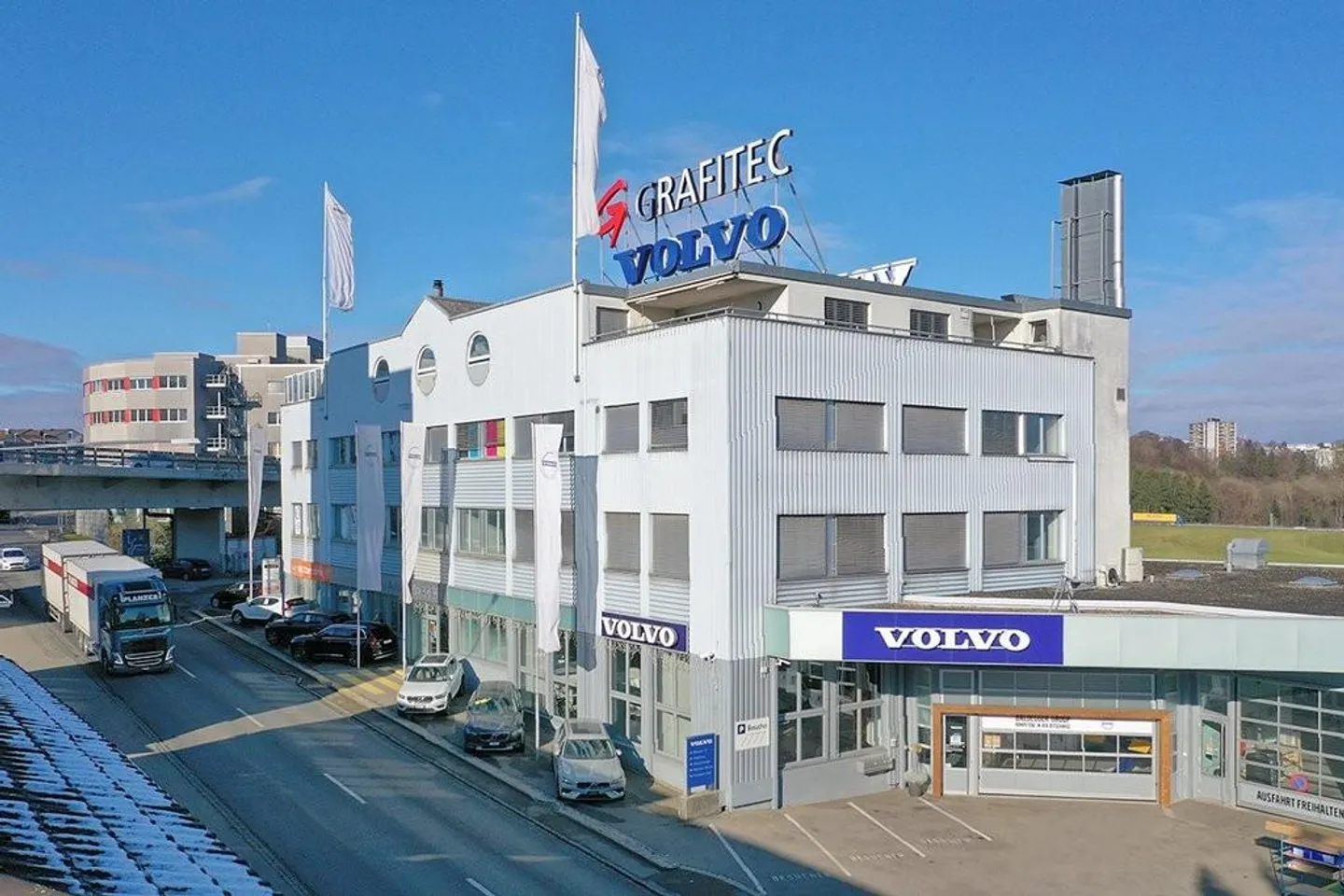 Espace commercial polyvalent et moderne avec de bonnes connexions de transport - Photo 1 sur 8