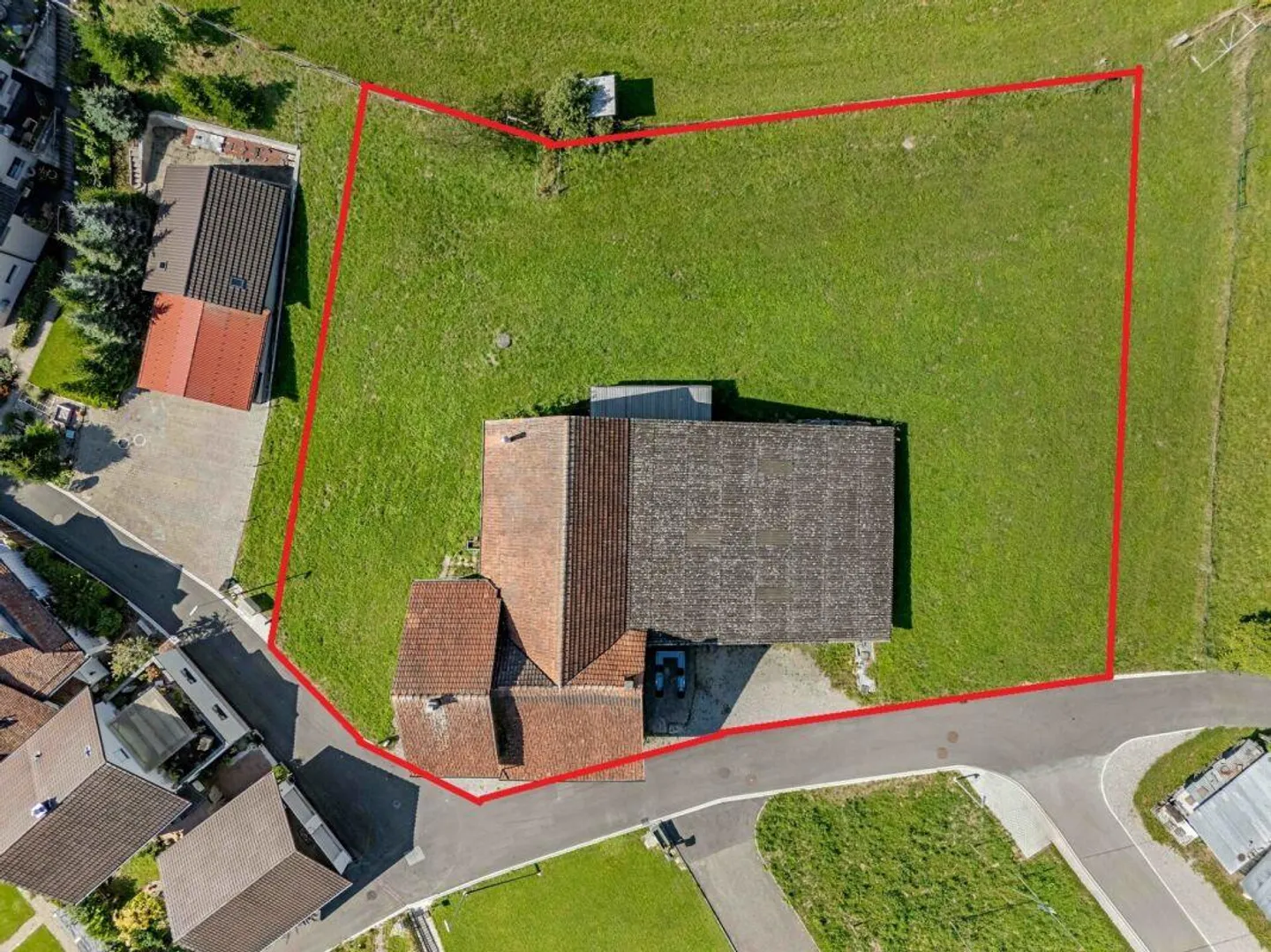 Terreno edificabile di 1'921 m2 nella zona del villaggio senza restrizioni di sviluppo nella migliore posizione residenziale - Foto 2 di 9