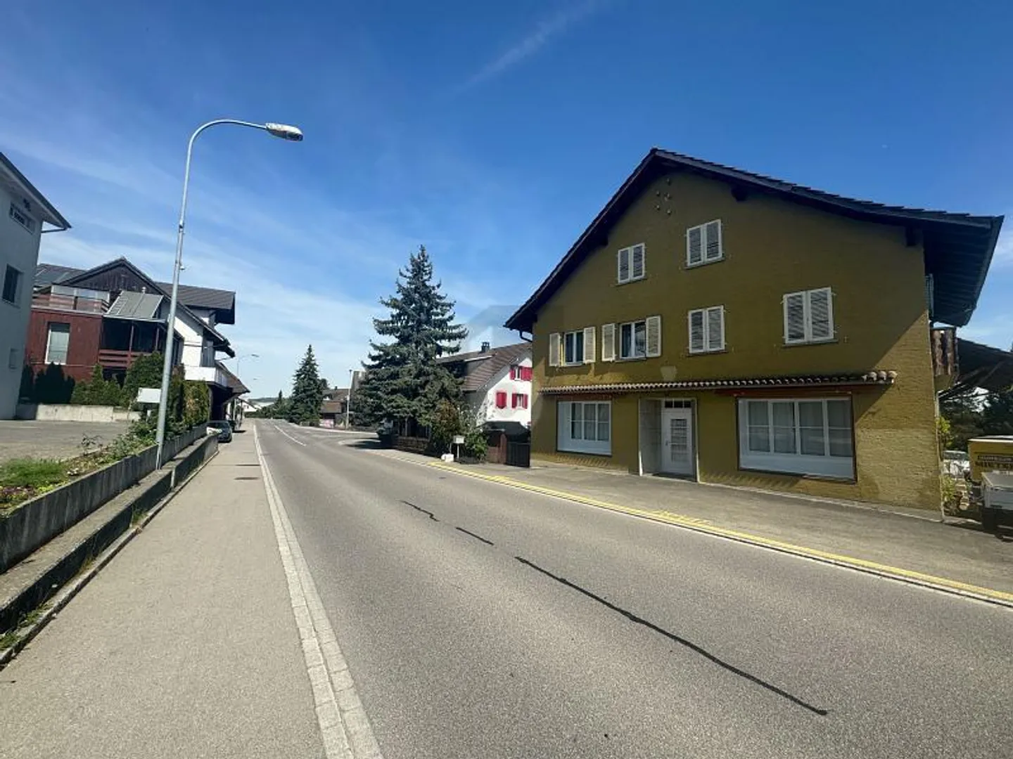 LUMINEUX AVEC DE GRANDES VITRINES - Photo 4 sur 6