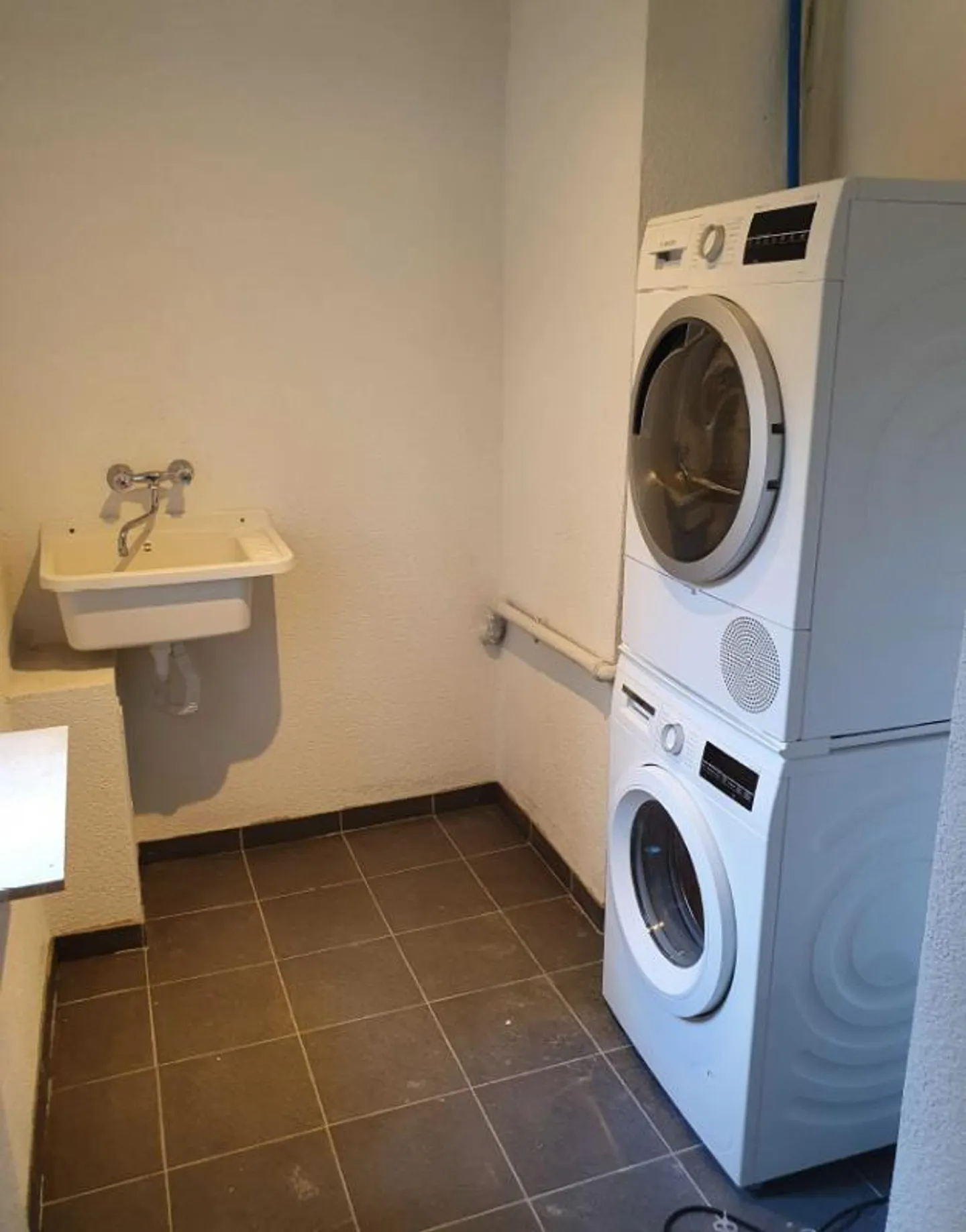 Studio - Photo 2 of 5