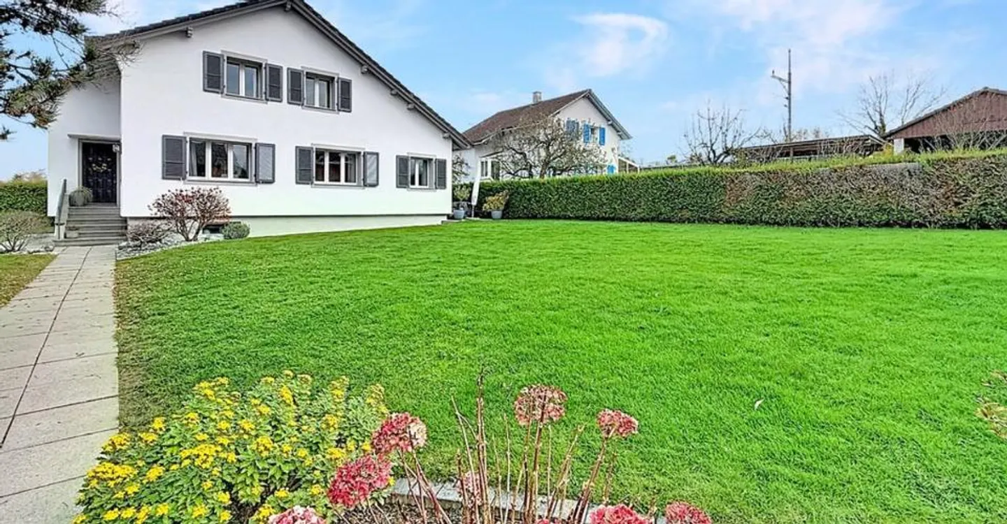 Bella proprietà accuratamente ristrutturata con un grande giardino alberato - Foto 4 di 12