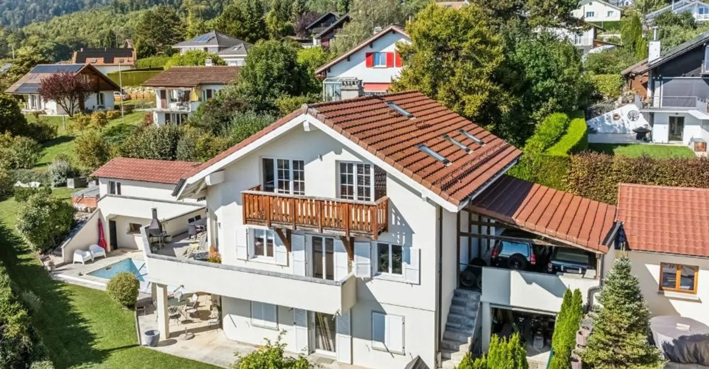 7-room House - Photo 1 of 10