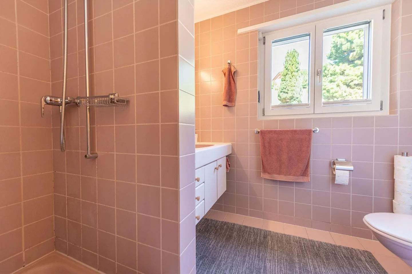 Your new home: Spacious single-family house with a view and garden paradise - Photo 12 of 13