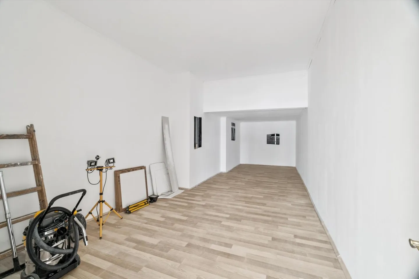 Spazio commerciale luminoso con layout flessibile direttamente in Klusplatz - Foto 4 di 8