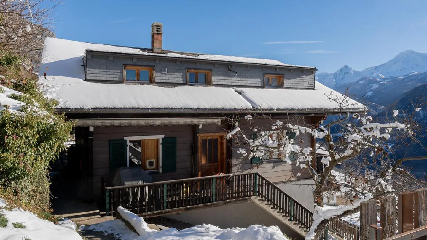 Casa bifamiliare e stalla con vista fantastica e ottima esposizione al sole... - Foto 2 di 24