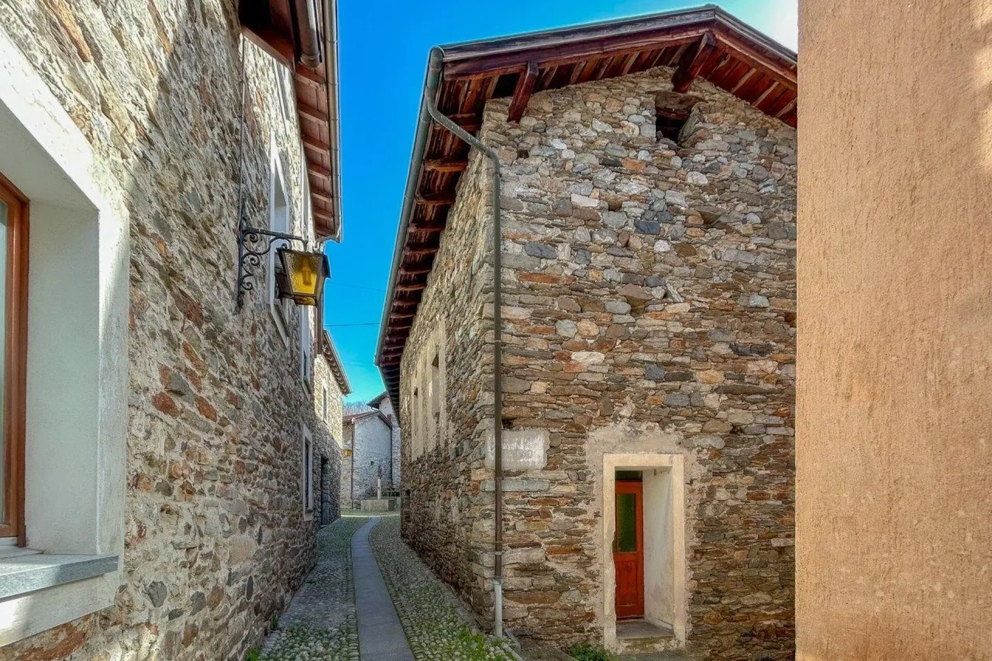 Ticinese House in the village with large garden - Photo 4 of 5