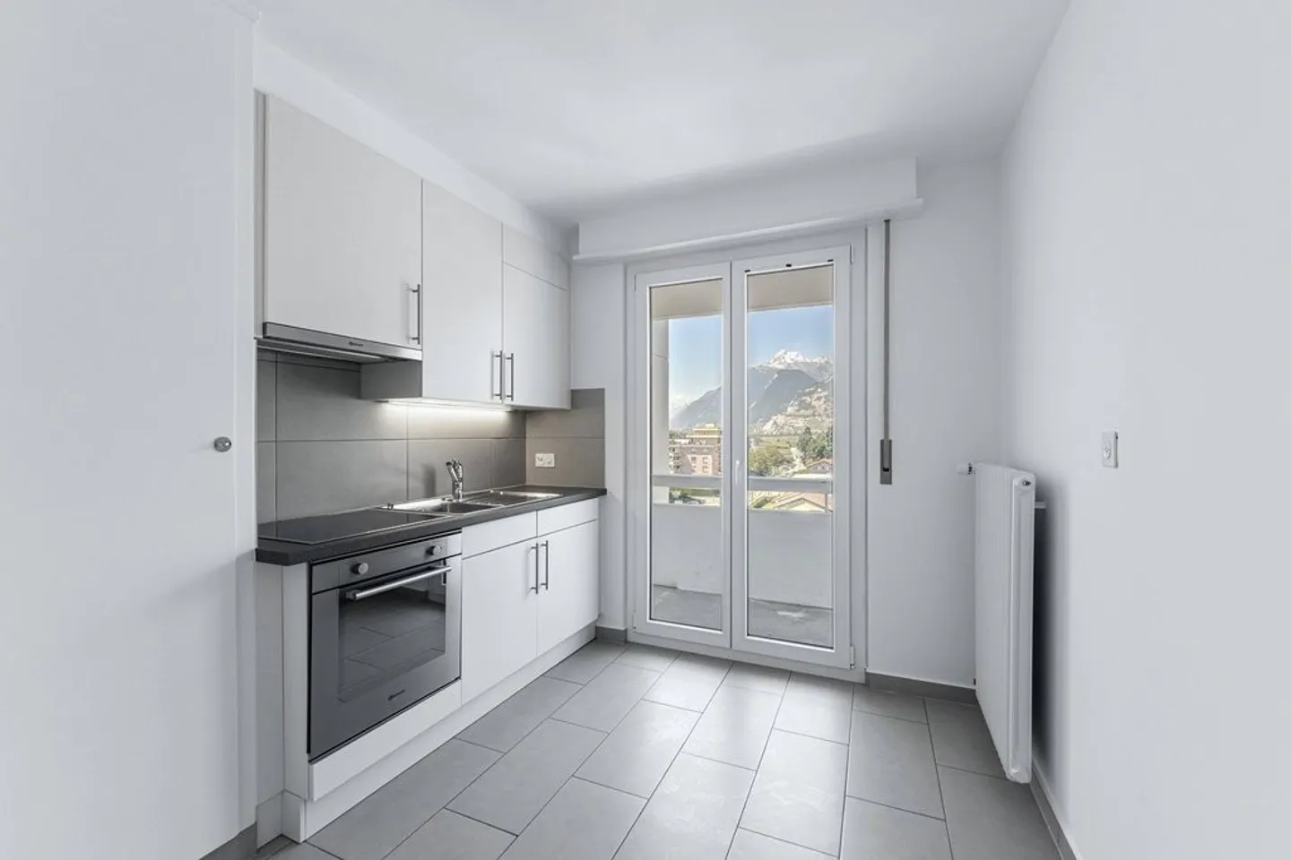 Charming Apartment in Quiet Area - Photo 4 of 7