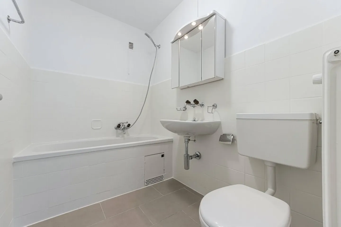 Charming Apartment in Quiet Area - Photo 6 of 7