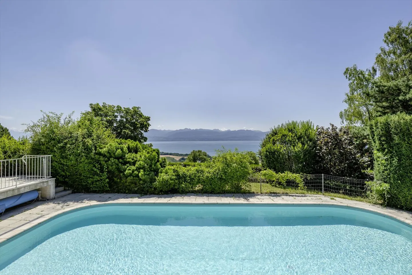 Villa elegante a Bougy-Villars con vista panoramica sul Lago di Ginevra e le Alpi - Foto 10 di 12