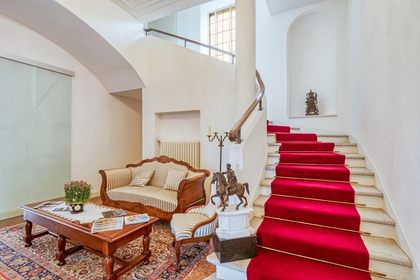 Charming attic apartment with terrace in a historic villa | Pr... - Photo 7 of 9