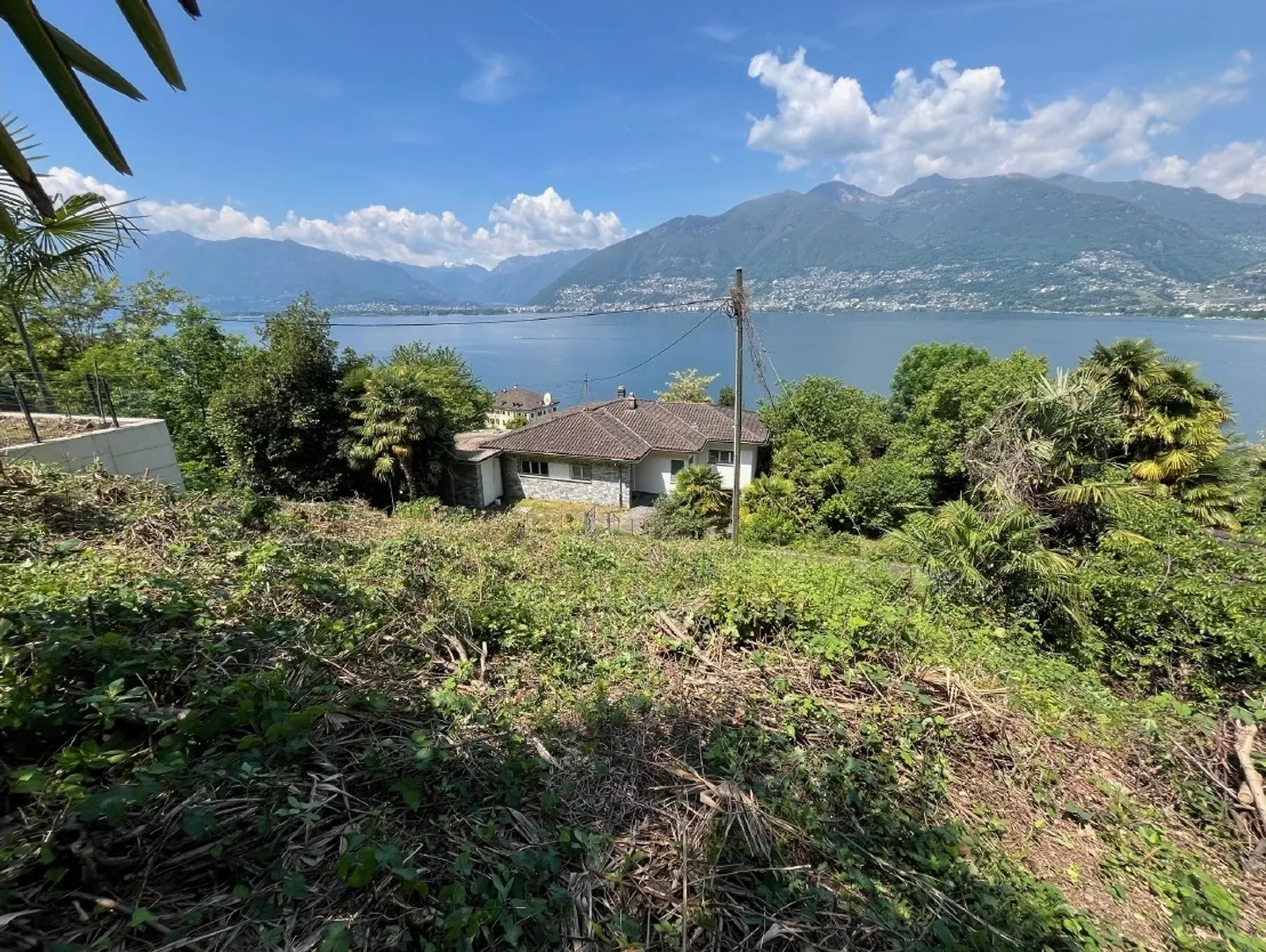 Building plot with building permit for sale in Gambarogno - a unique opportunity in the green of Ticino - Photo 1 of 5