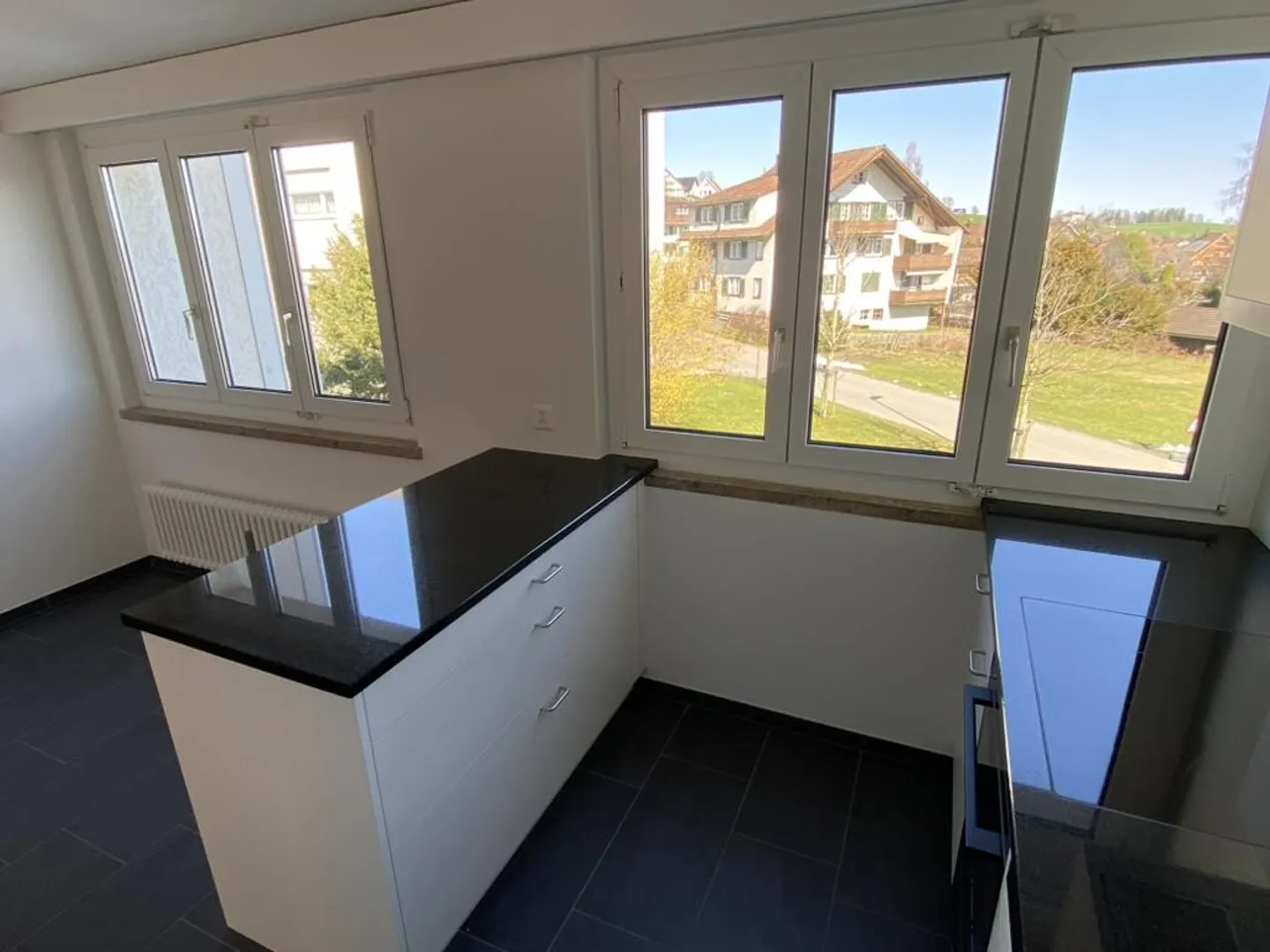 Spacious 4 1/2 room apartment - Photo 3 of 11