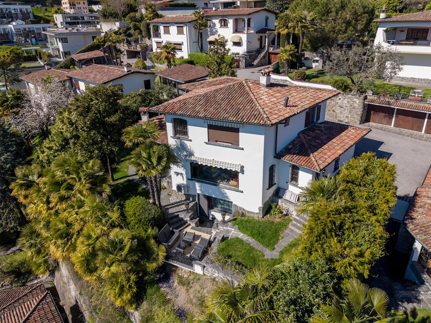 Villa in Mediterranean Style with Lake View, Just Steps from the Center - Photo 1 of 13