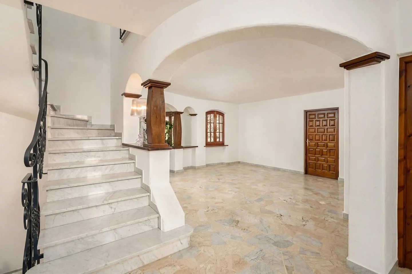 Villa in Mediterranean Style with Lake View, Just Steps from the Center - Photo 2 of 13