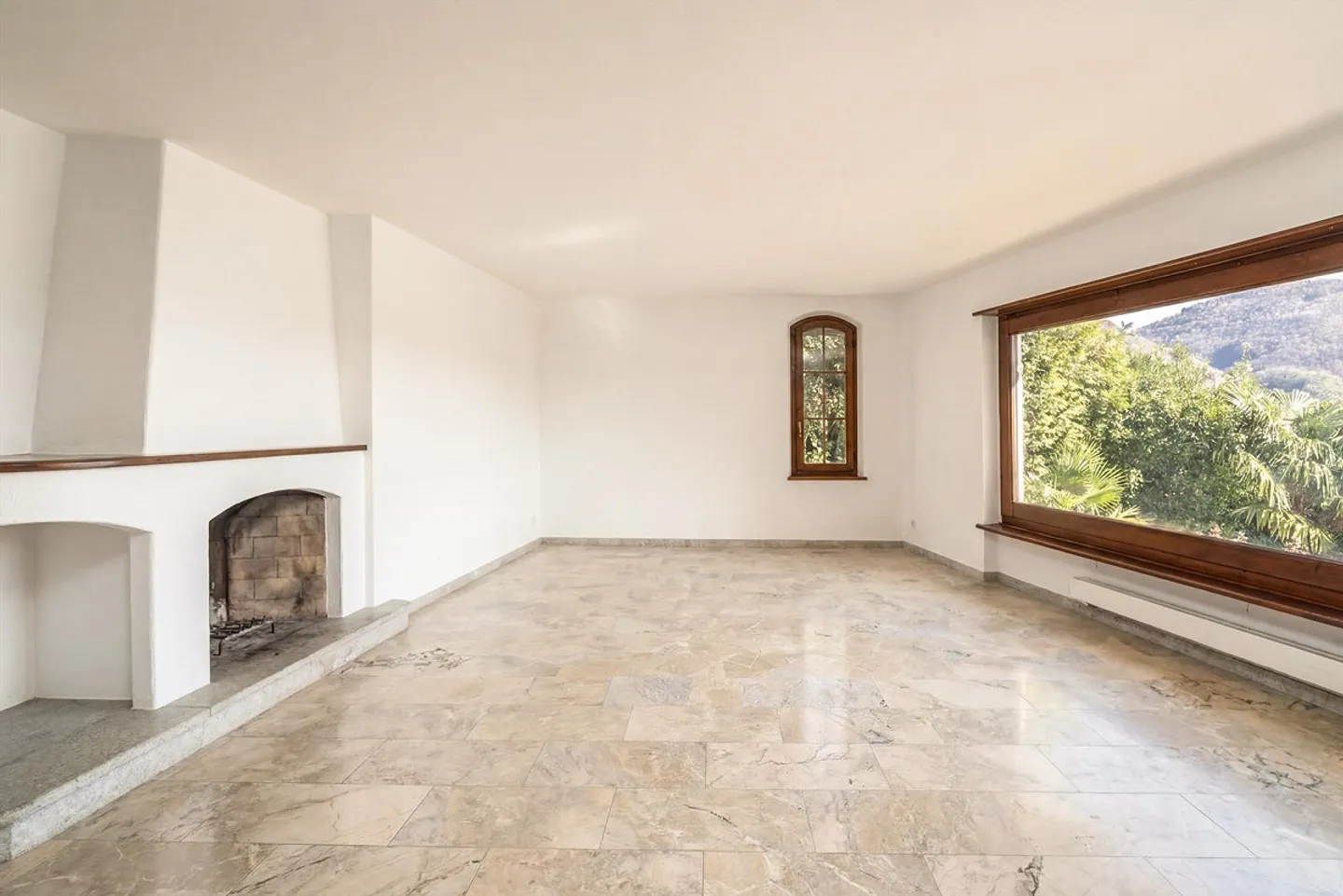 Villa in Mediterranean Style with Lake View, Just Steps from the Center - Photo 3 of 13