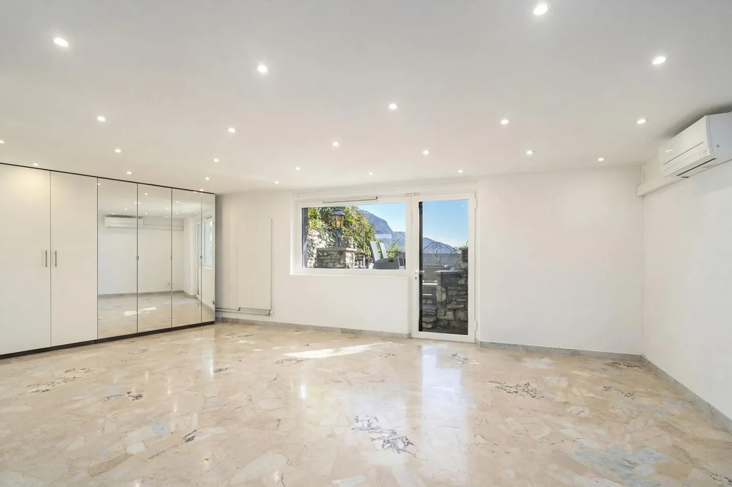 Villa in Mediterranean Style with Lake View, Just Steps from the Center - Photo 7 of 13