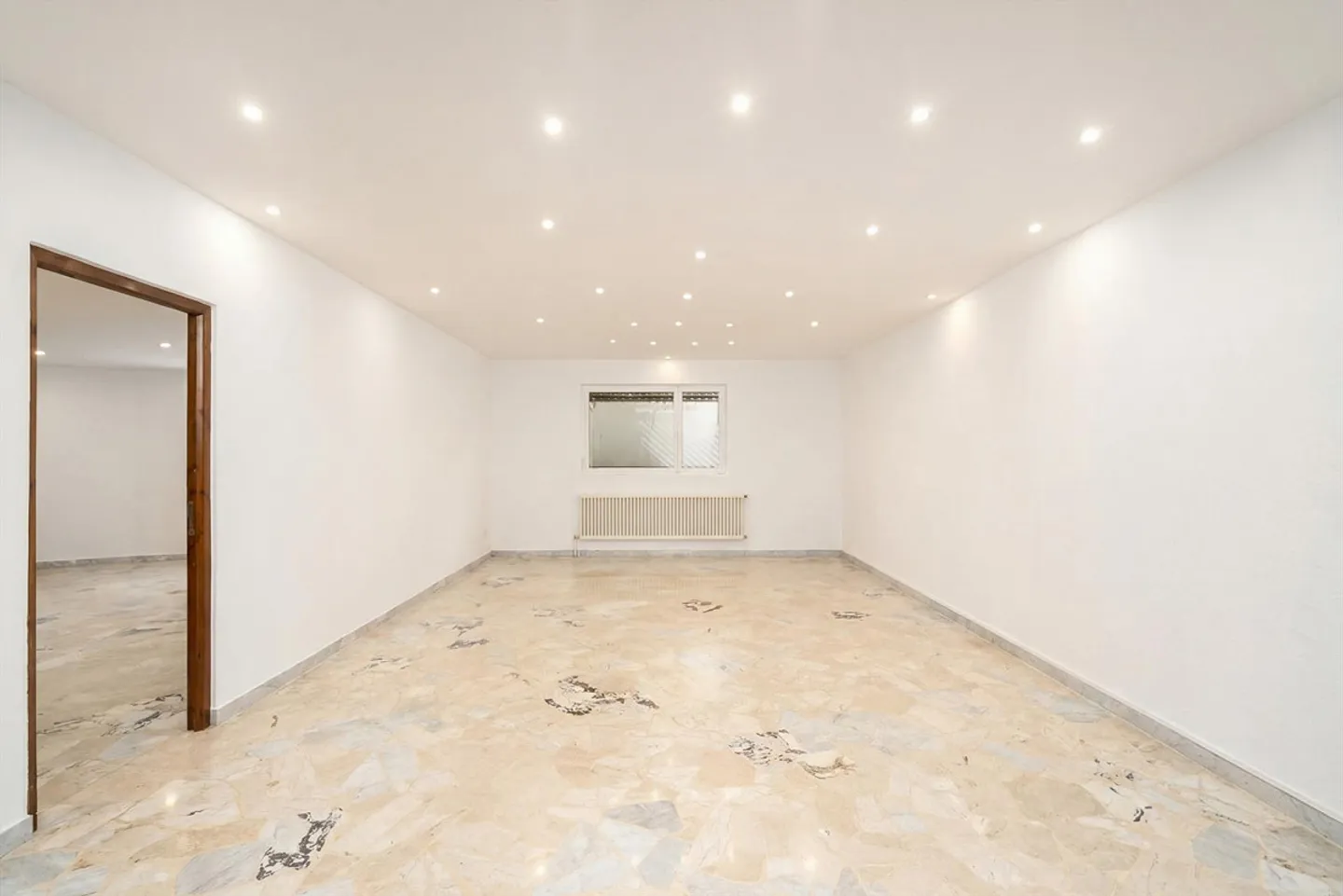 Villa in Mediterranean Style with Lake View, Just Steps from the Center - Photo 8 of 13