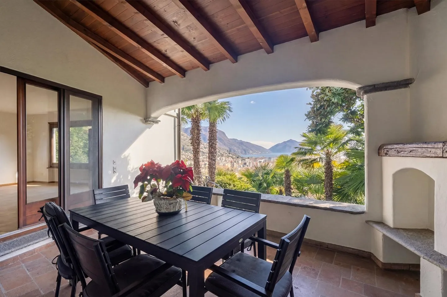 Villa in Mediterranean Style with Lake View, Just Steps from the Center - Photo 9 of 13