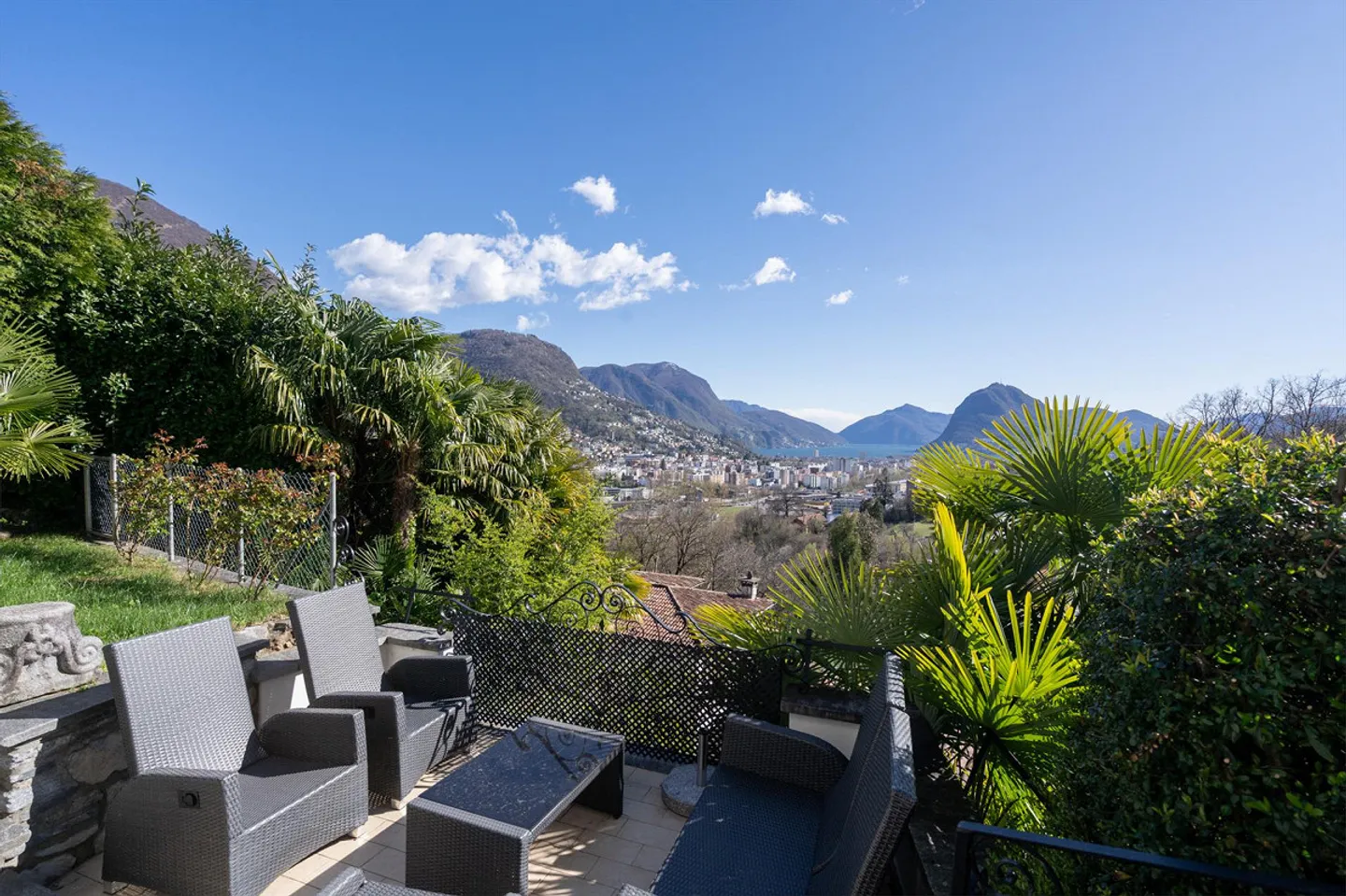 Villa in Mediterranean Style with Lake View, Just Steps from the Center - Photo 10 of 13