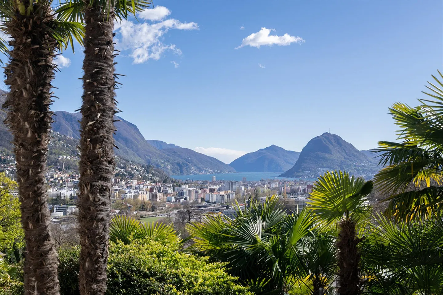 Villa in Mediterranean Style with Lake View, Just Steps from the Center - Photo 11 of 13