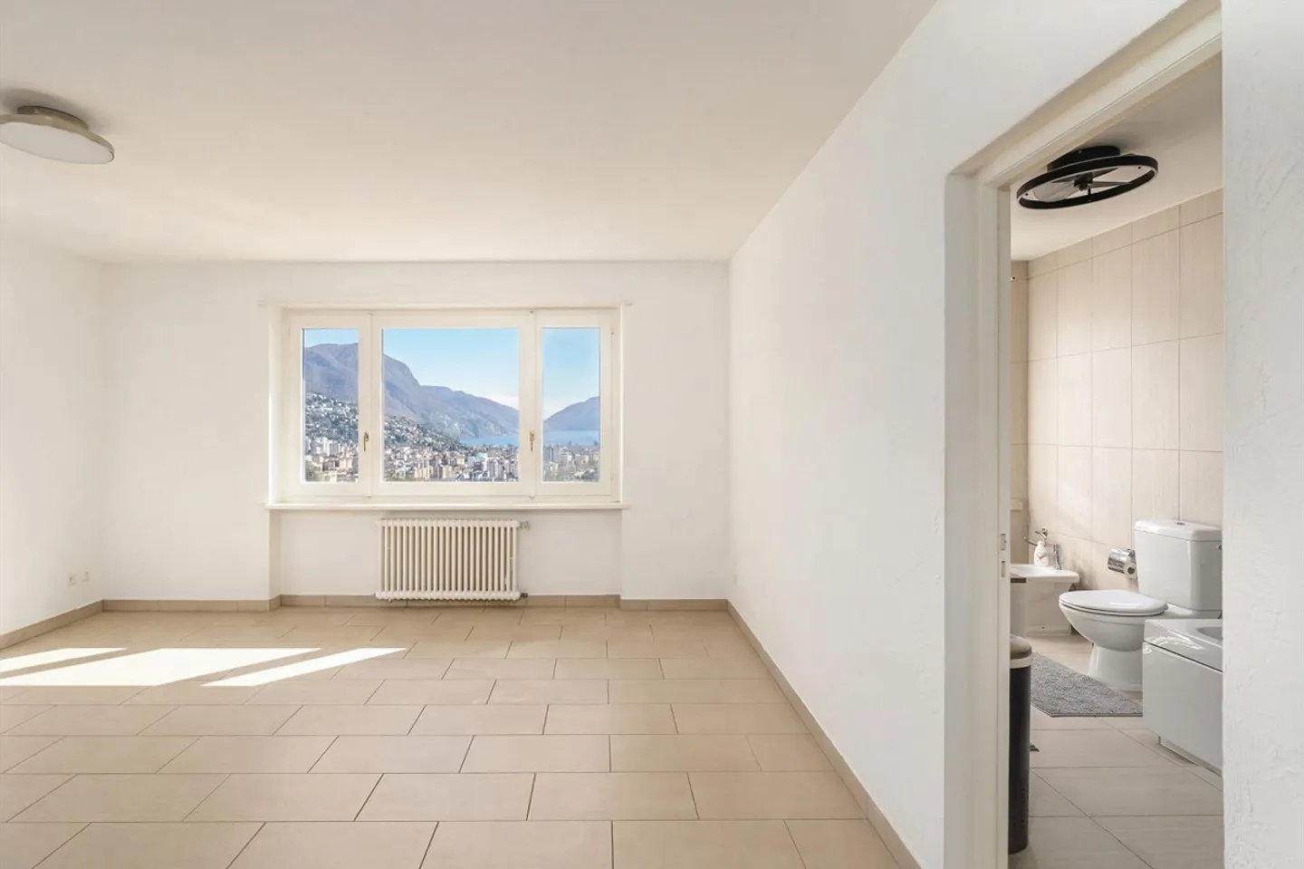 Villa in Mediterranean Style with Lake View, Just Steps from the Center - Photo 6 of 13