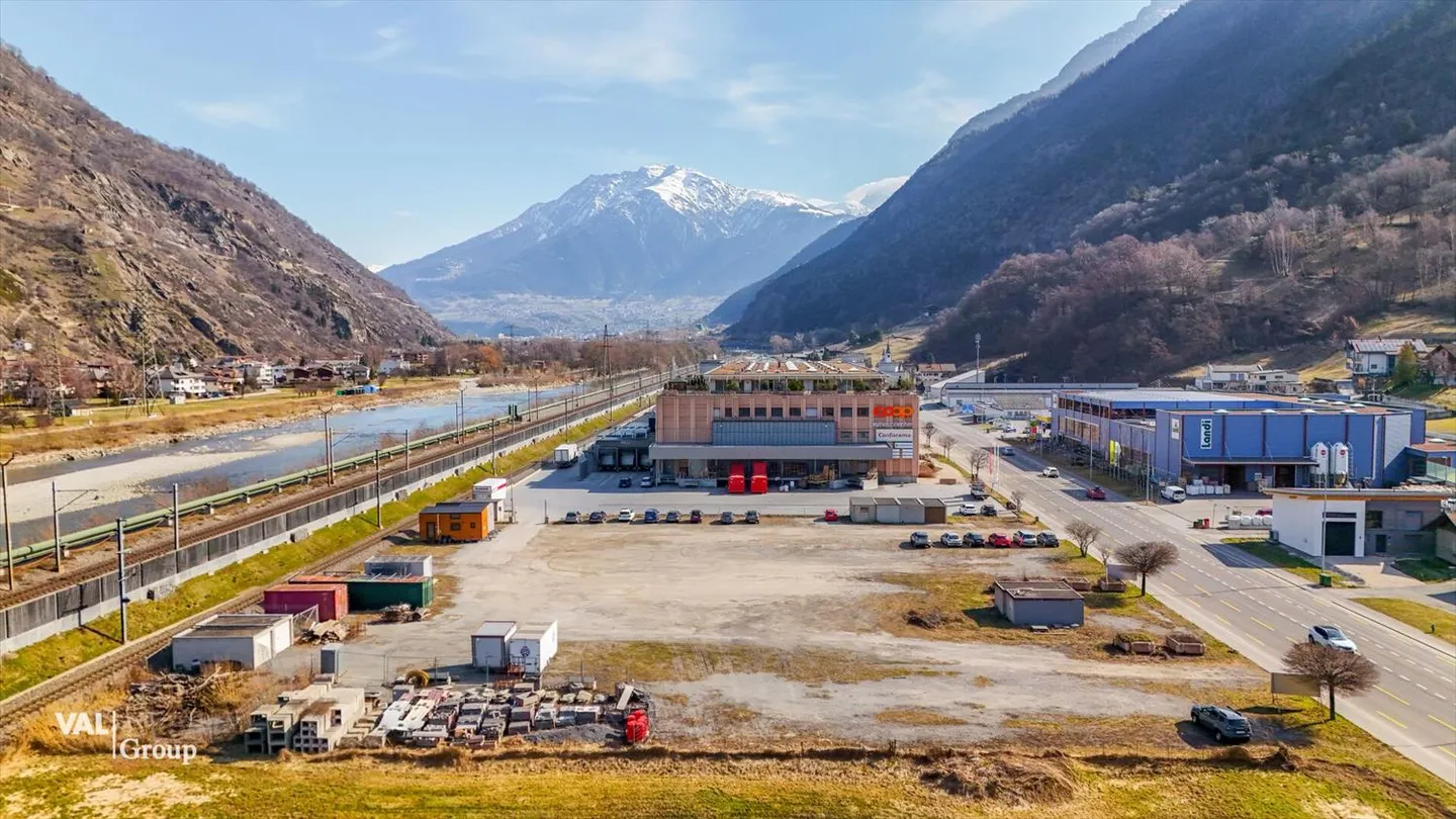 Terreno edificabile in una posizione altamente frequentata e strategicamente attraente in affitto o con diritti di costruzione - Foto 5 di 6