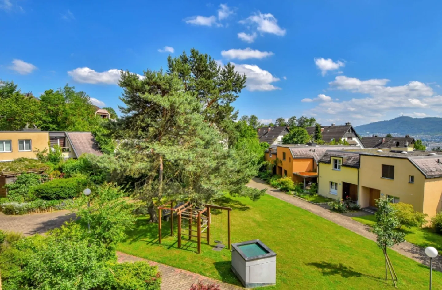 Modern and renovated 4.5-room apartment in Zurich-Höngg with attractive view - Photo 1 of 7