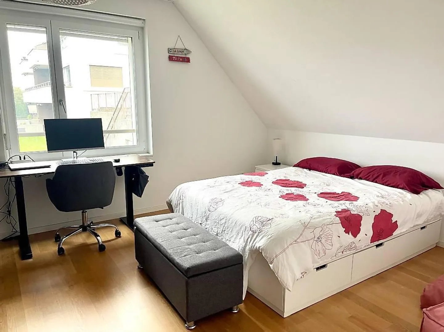 Modern Apartment with Lake View - Photo 4 of 5